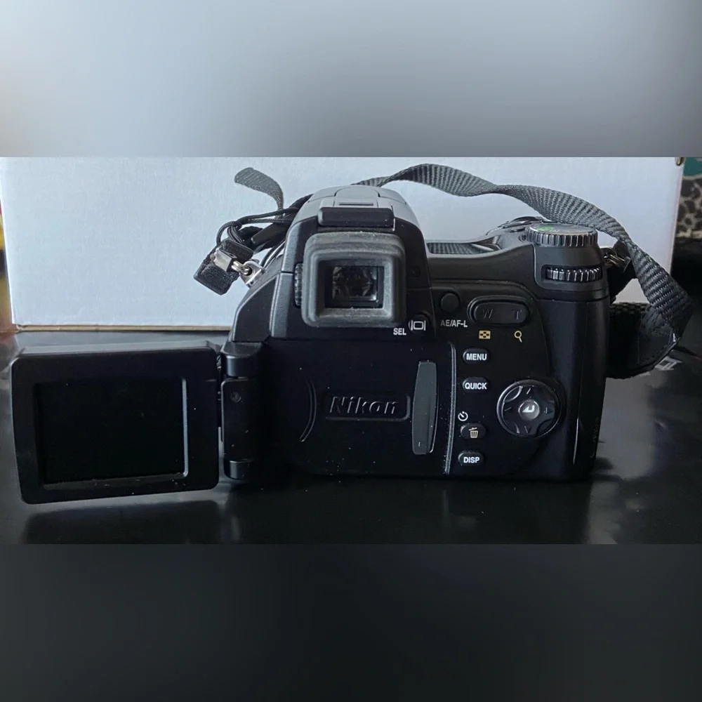 NIKON Coolpix E8800 VR 10x 8MP Digital Camera - CHARGER/EXTRA BATTERY INC.